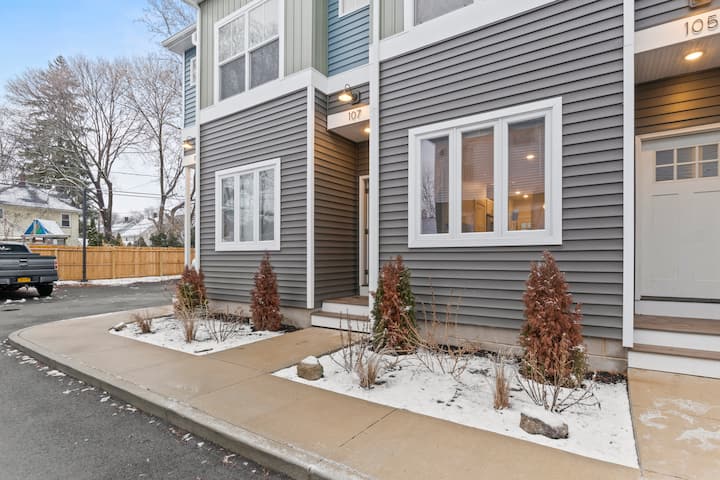 Luxury Apt | 10 Mins To Dt W/ King Bed & Wifi - Rochester, NY