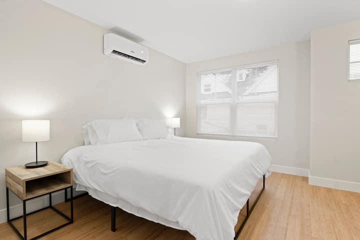 Prepárate para irte a un sueño tranquilo con nuestro cómodo y acogedor dormitorio, con ropa de cama de felpa, iluminación suave y todos los servicios modernos que necesitas para una estadía cómoda