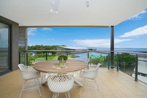 Tranquil Waterfront Lagoon Views: BBQ + Cafes