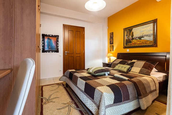 Scopri il comfort e il calore nella camera da letto 1, con un comodo letto matrimoniale per un rifugio tranquillo