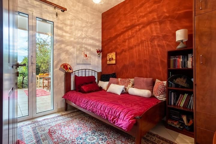 Scopri la tranquillità nella camera da letto 2, dotata di un comodo letto singolo per un rifugio riposante