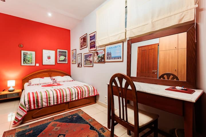 Scopri la tranquillità in camera da letto 3, dove ti aspetta un letto matrimoniale, creando un rifugio accogliente e invitante