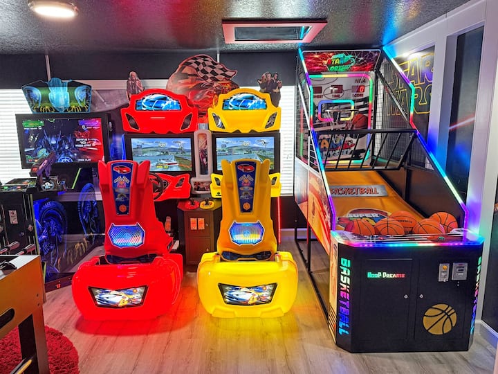 8BR • Arcade & Game Room • 2 Theaters • Pool & Spa - Houses for