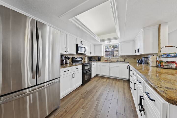 1 story luxury Pool, Spa, Sauna, Amazing back yard gallery image 2