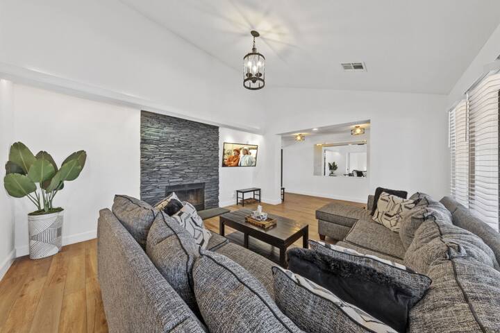 1 story luxury Pool, Spa, Sauna, Amazing back yard gallery image 4