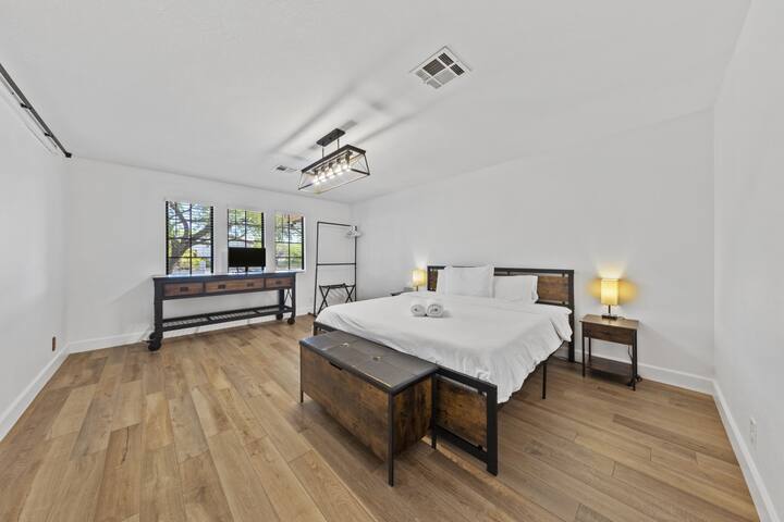 1 story luxury Pool, Spa, Sauna, Amazing back yard gallery image 3