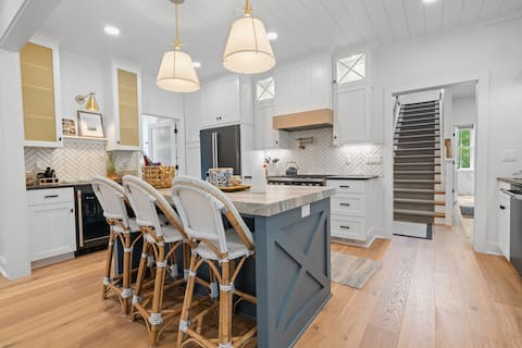 w/ Hot tub - Luxury home in Sister Bay +Groups!