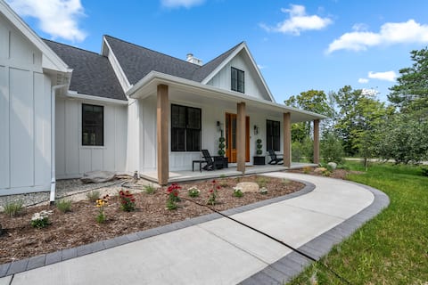 w/ Hot tub - Luxury home in Sister Bay +Groups!