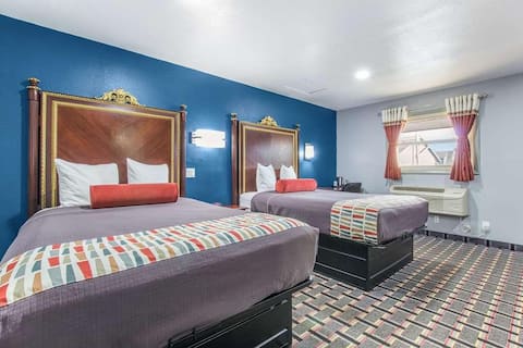 Relax and Recharge! 3 Comfortable Units, Parking