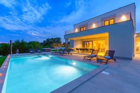Villa Eriani, villa with heated pool and jacuzzi