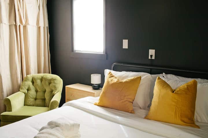 ห้องนอนที่ 2 ของเรายังตั้งอยู่บนชั้นหลัก