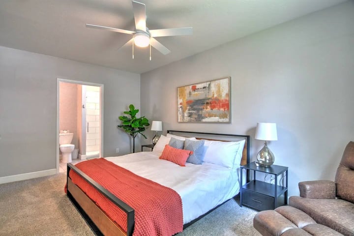 Kitanda aina ya King katika chumba kikubwa cha kulala chenye bafu.
