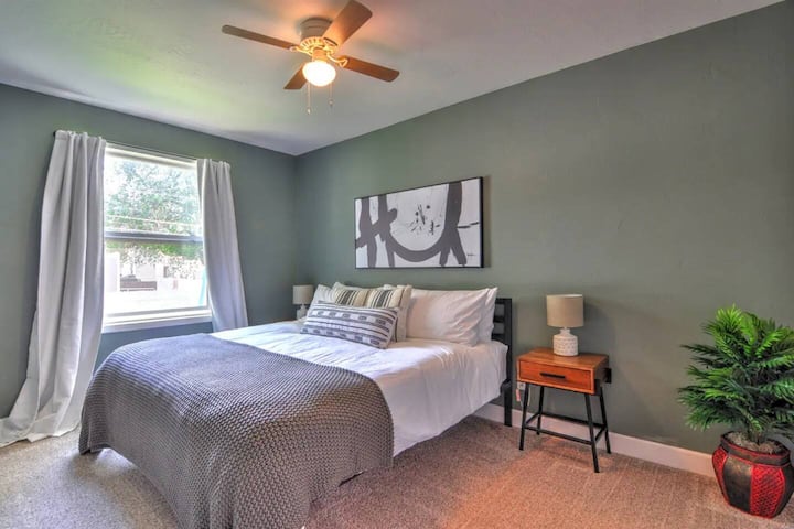 Chumba cha kulala cha 2 King Bed kilicho na kituo cha kazi cha starehe
