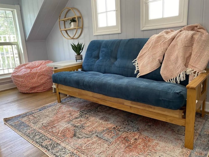 Ghorofa ya juu ya Futon yenye begi kubwa la maharagwe na mwanga mwingi.