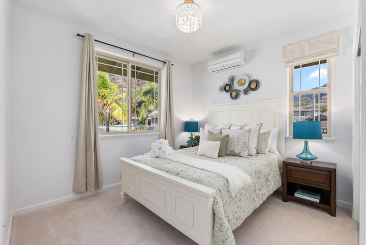 Kitanda cha starehe chenye mashuka safi kwa ajili ya usingizi wa kupumzika