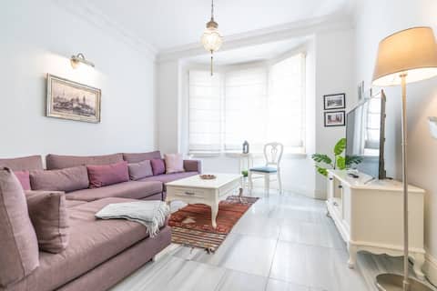 Designer 1-Bdr Apartment in Trendy Neighborhood