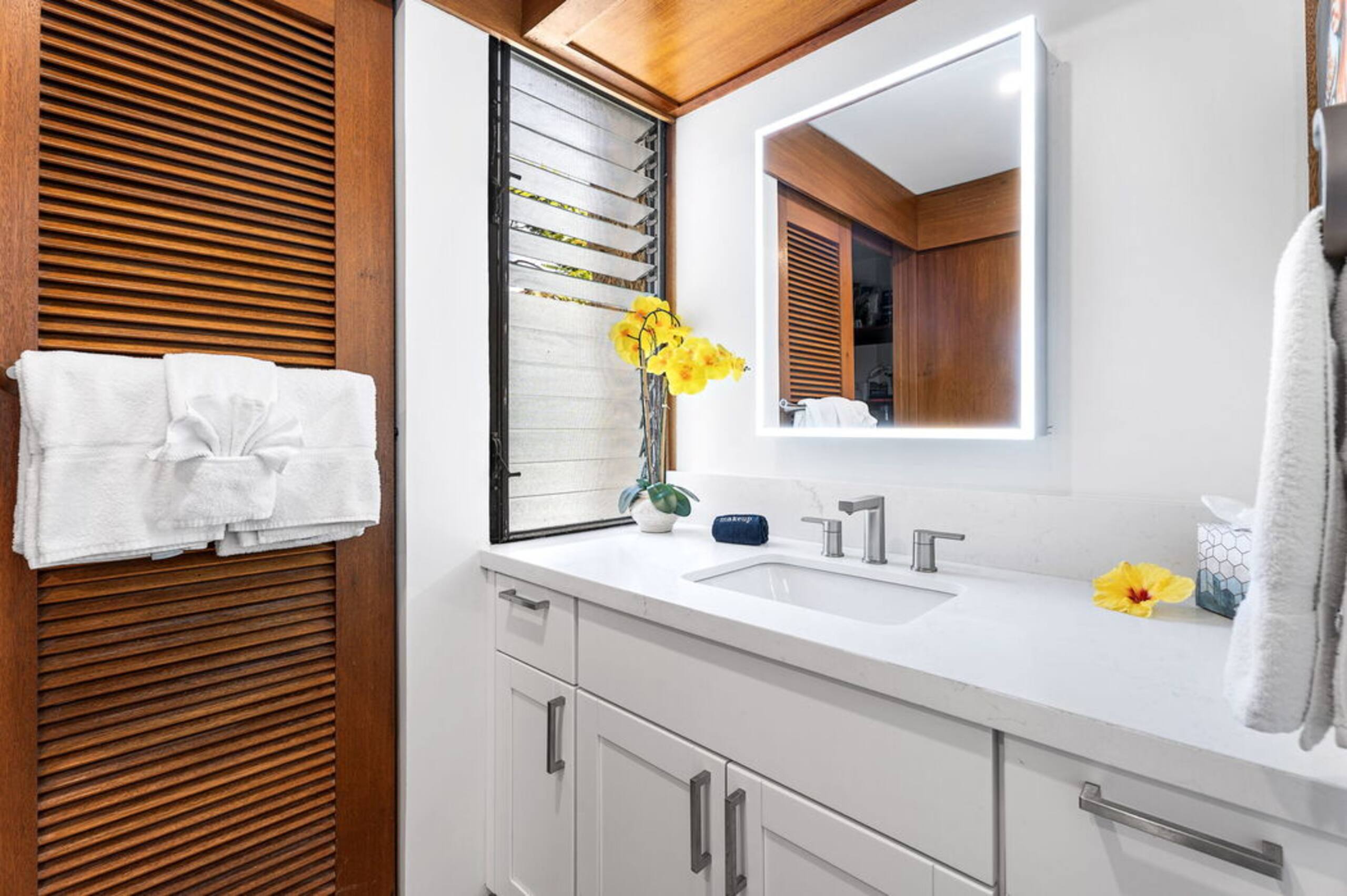 Condo in Kailua-Kona · ★4.6 · 2 bedrooms · 2 beds · 2 baths - Image 19