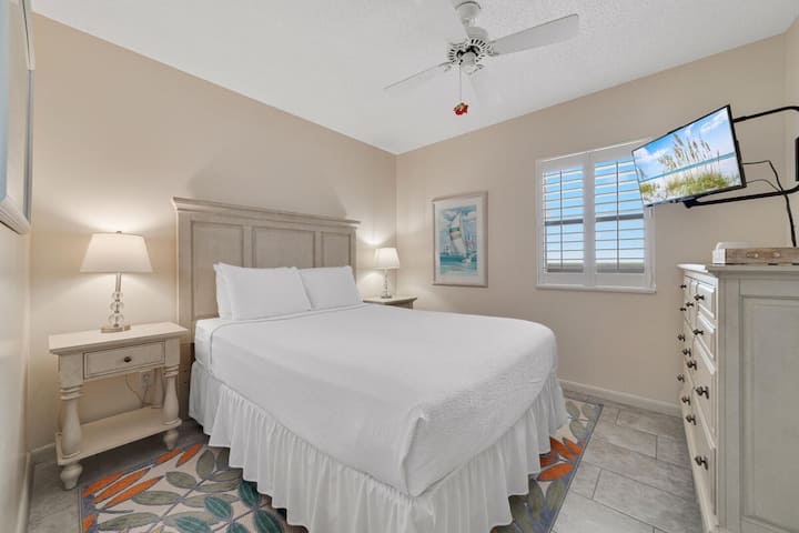 ห้องพักนี้มีเตียงควีนไซส์ที่สะดวกสบายพร้อมตู้เสื้อผ้าและโต๊ะข้างเตียงที่เข้าชุดกันซึ่งมีพื้นที่กว้างขวางสำหรับเก็บเสื้อผ้าและสิ่งของอื่นๆของคุณ