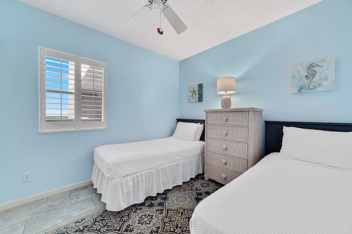 ผู้เข้าพักในห้องพักคู่นี้ยังสามารถเพลิดเพลินกับวิวอ่าวอเมริกาที่สวยงามได้จากหน้าต่าง