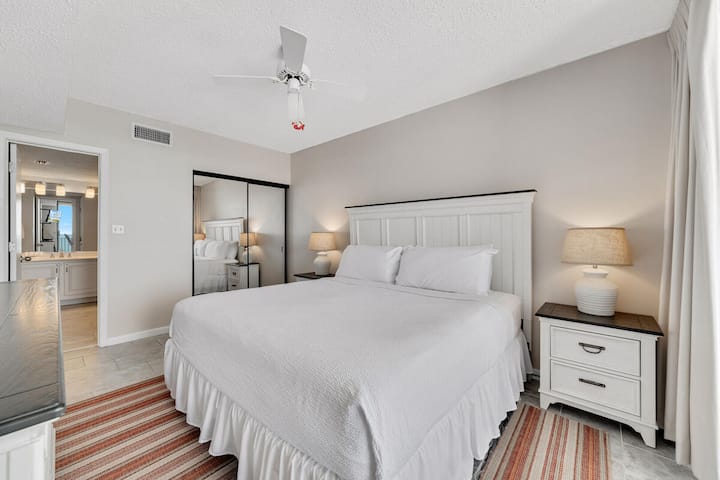 ห้องสวีทเตียงคิงไซส์ต้อนรับคุณด้วยเตียงคิงไซส์หรูหราที่ปูด้วยผ้าปูที่นอนสีขาวและความเป็นส่วนตัวเพิ่มเติมของห้องน้ำในตัว