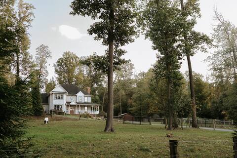 A 5-Star Haven: 4BR, Fireplace, Family-friendly