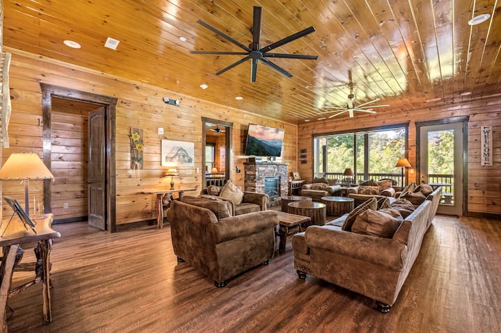 Luxury Cabin Sleeps 46 With Hot Tub & Pool Access - Gatlinburg, TN
