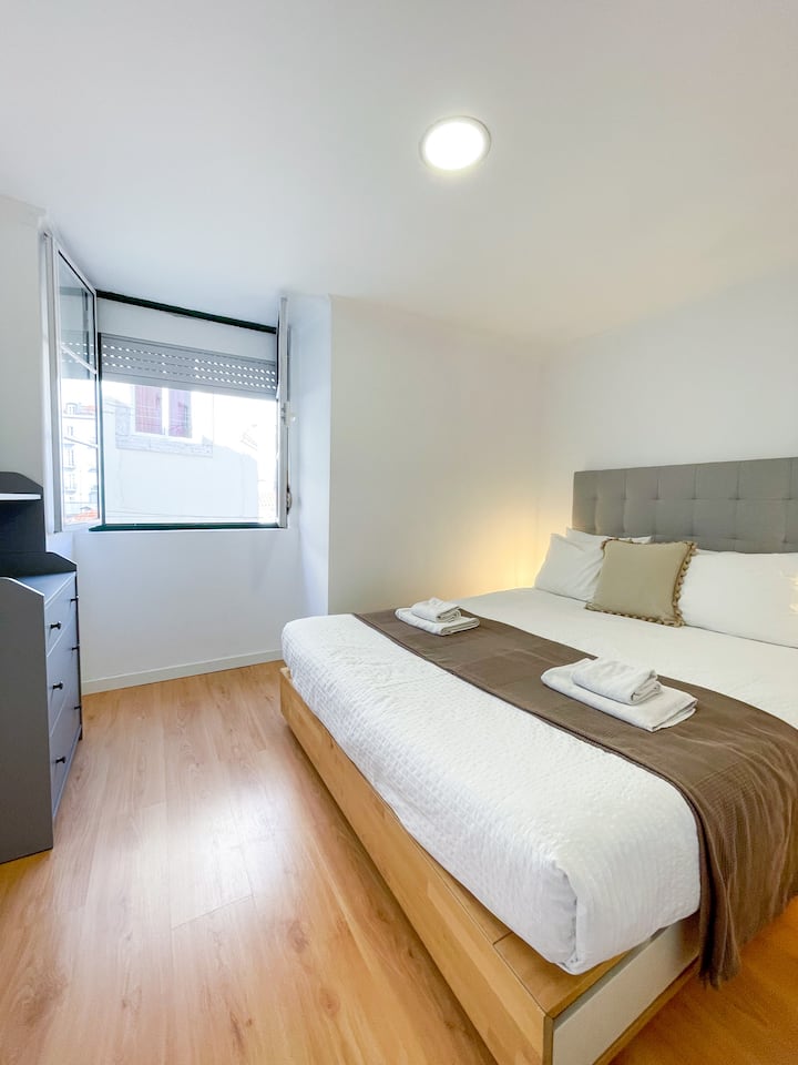 Მშვიდი საძინებელი დიდი საწოლით, ბუნებრივი განათებით და მყუდრო თანამედროვე ხიბლით

