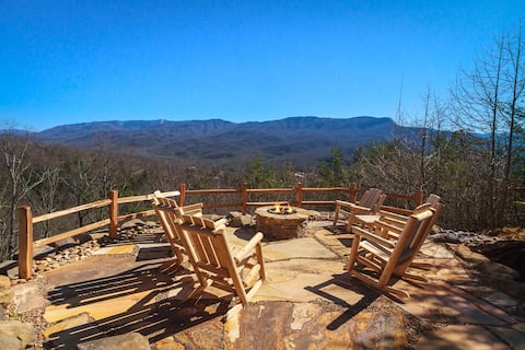 Luxury gated log lodge with hot tub, fire pit &