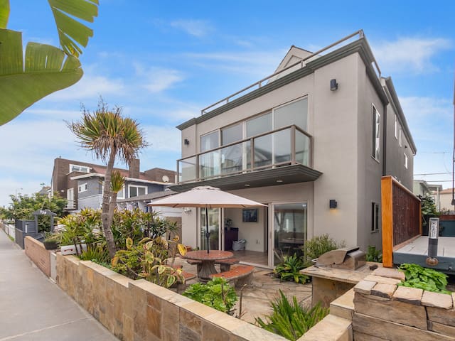 Ocean View Beach Haven! Pet Friendly & Steps2Beach gallery image 2