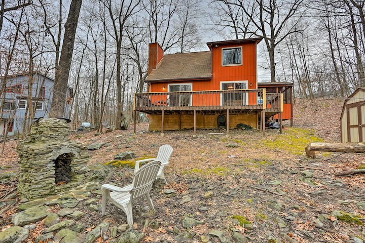 4 Mi To Tubing: Cozy Bushkill Cabin W/ Deck! - Bushkill, PA
