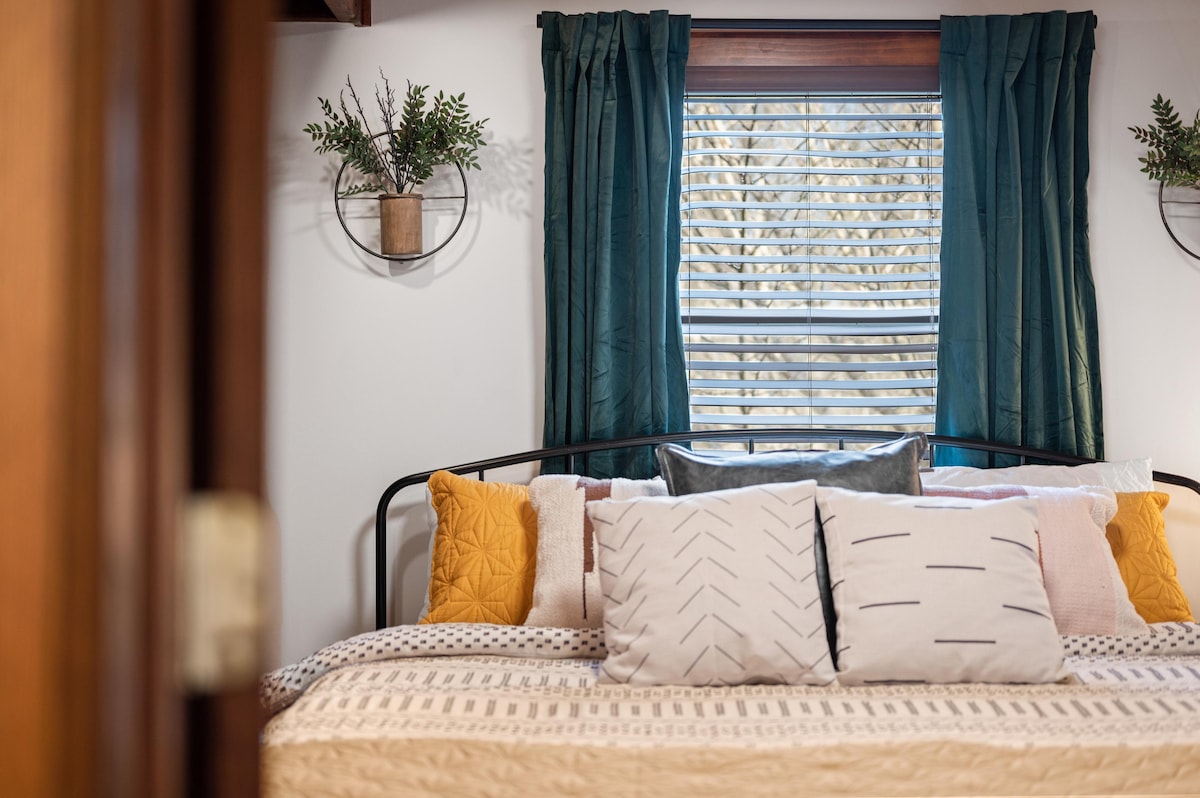 غرفة نوم ثانية - سرير كينج مع تلفزيون ذكي