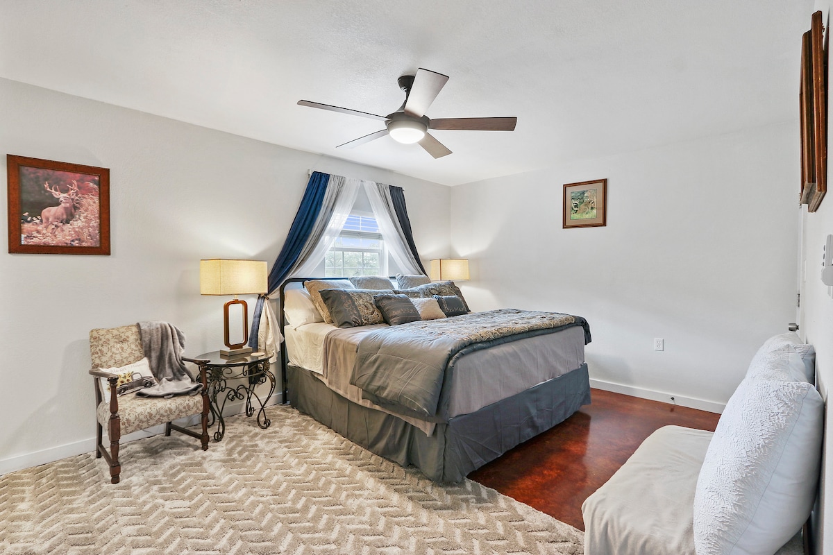 Главна спална соба со брачен кревет (широк 180-220 см)