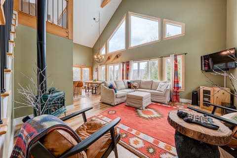 5BR Retreat w/ Hot Tub - Sleeps 12 in Stratton