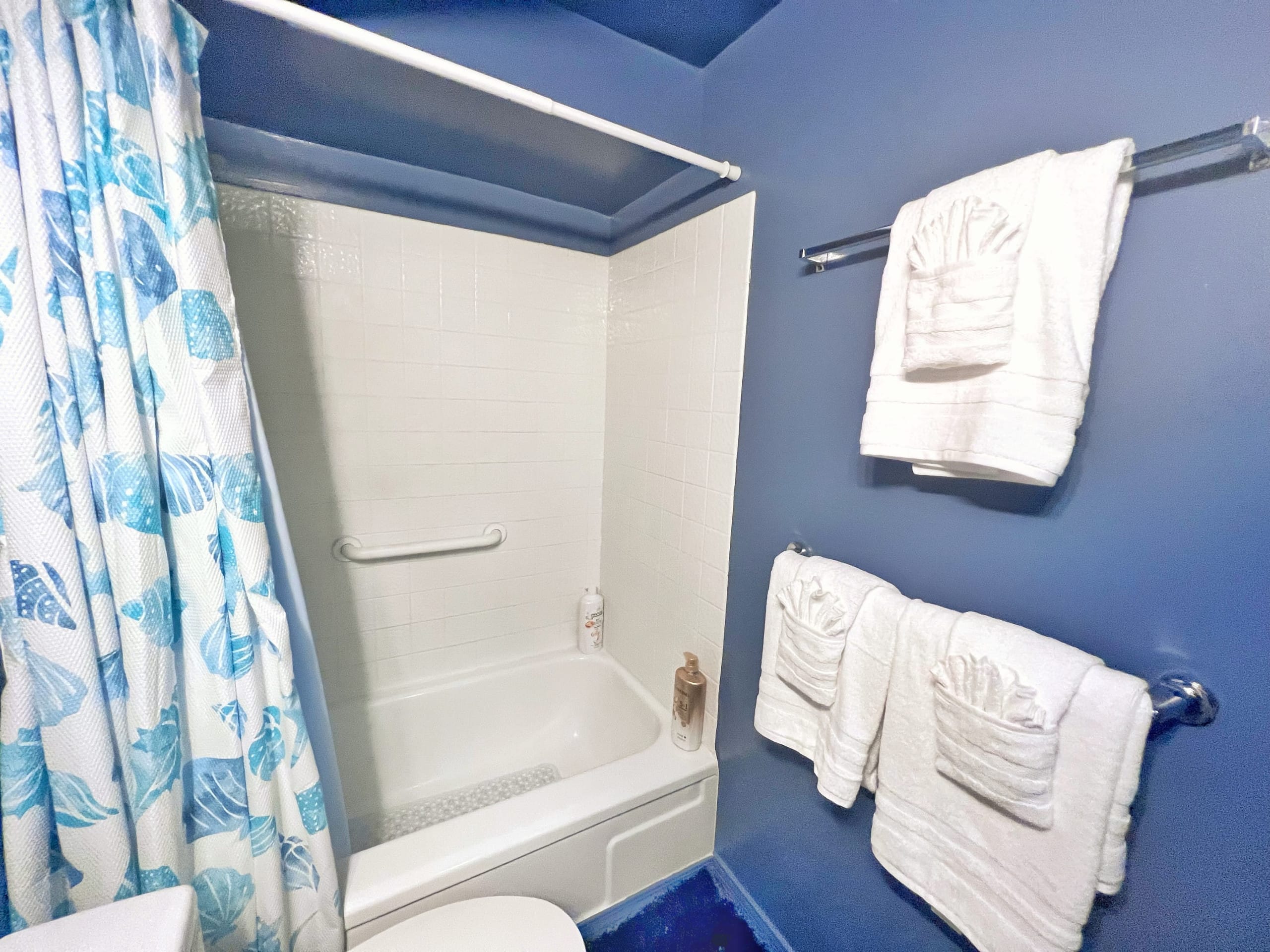 Condo in Honolulu · ★4.62 · Studio · 1 bath - Image 16