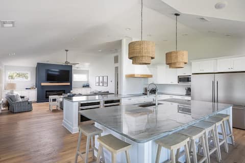 Luxury Semi-Oceanfront Retreat with Pool & SkyDeck