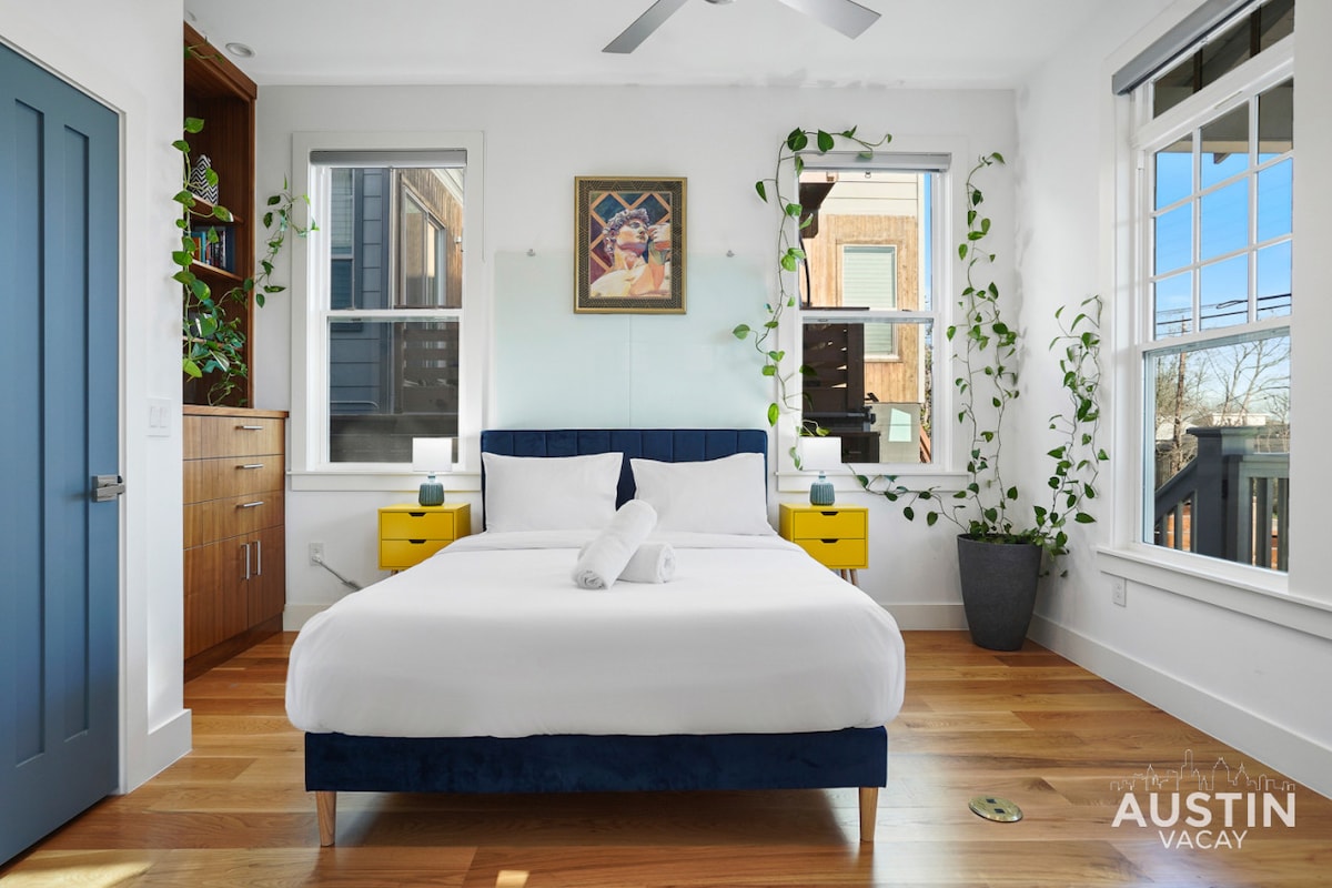 Hermoso dormitorio con sábanas de lujo de calidad hotelera