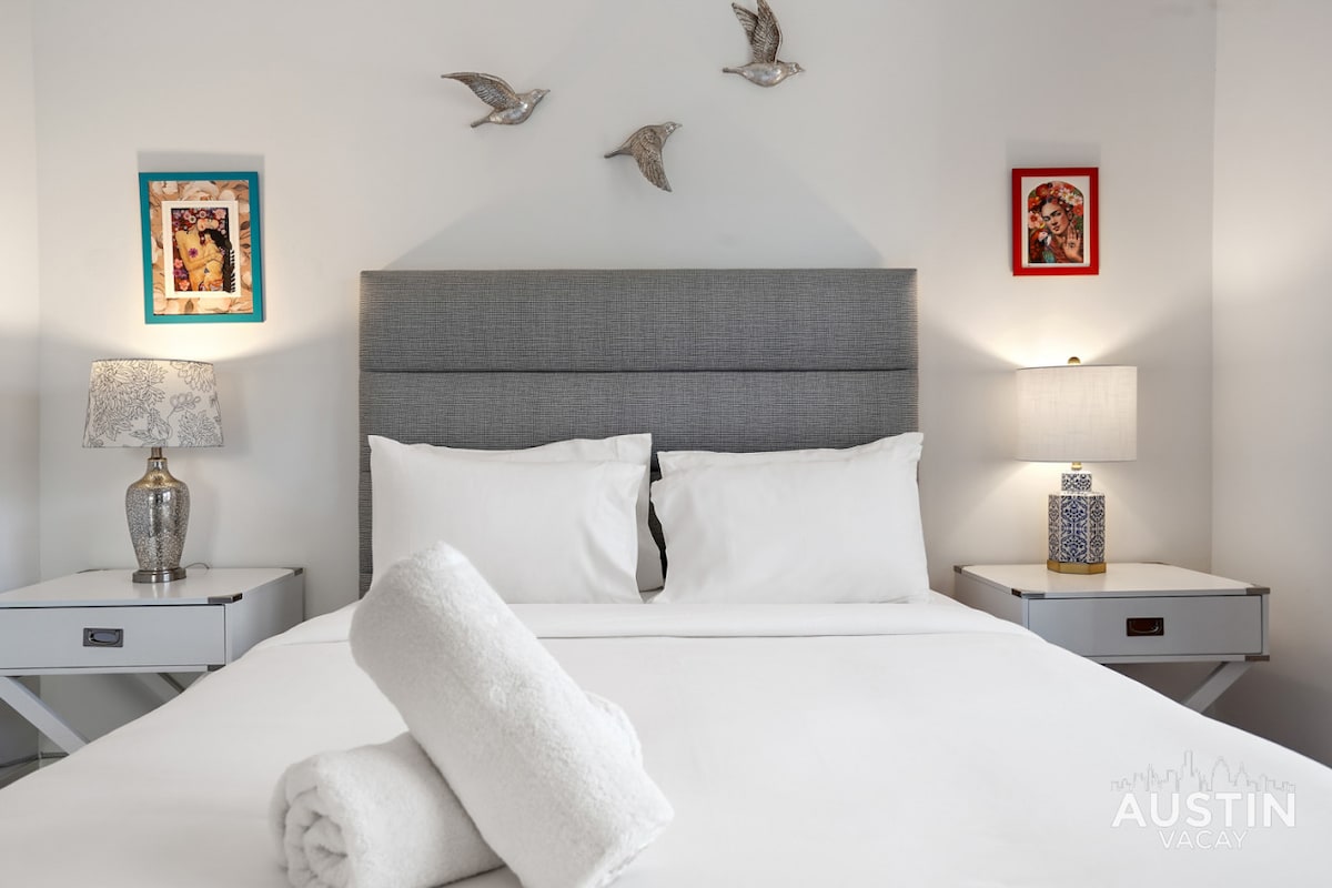 Dormitorio espacioso en la planta superior con sábanas de hotel de lujo