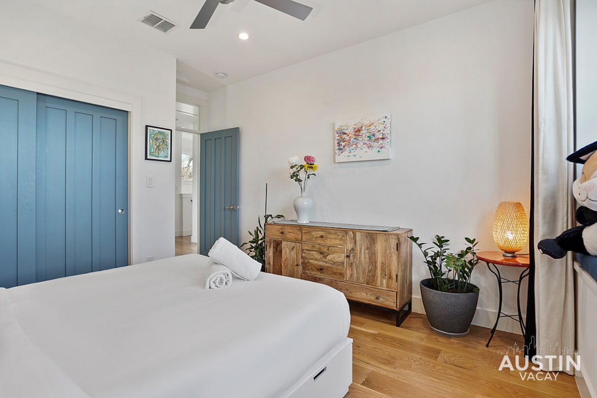 Dormitorio espacioso en la planta superior con sábanas de hotel de lujo