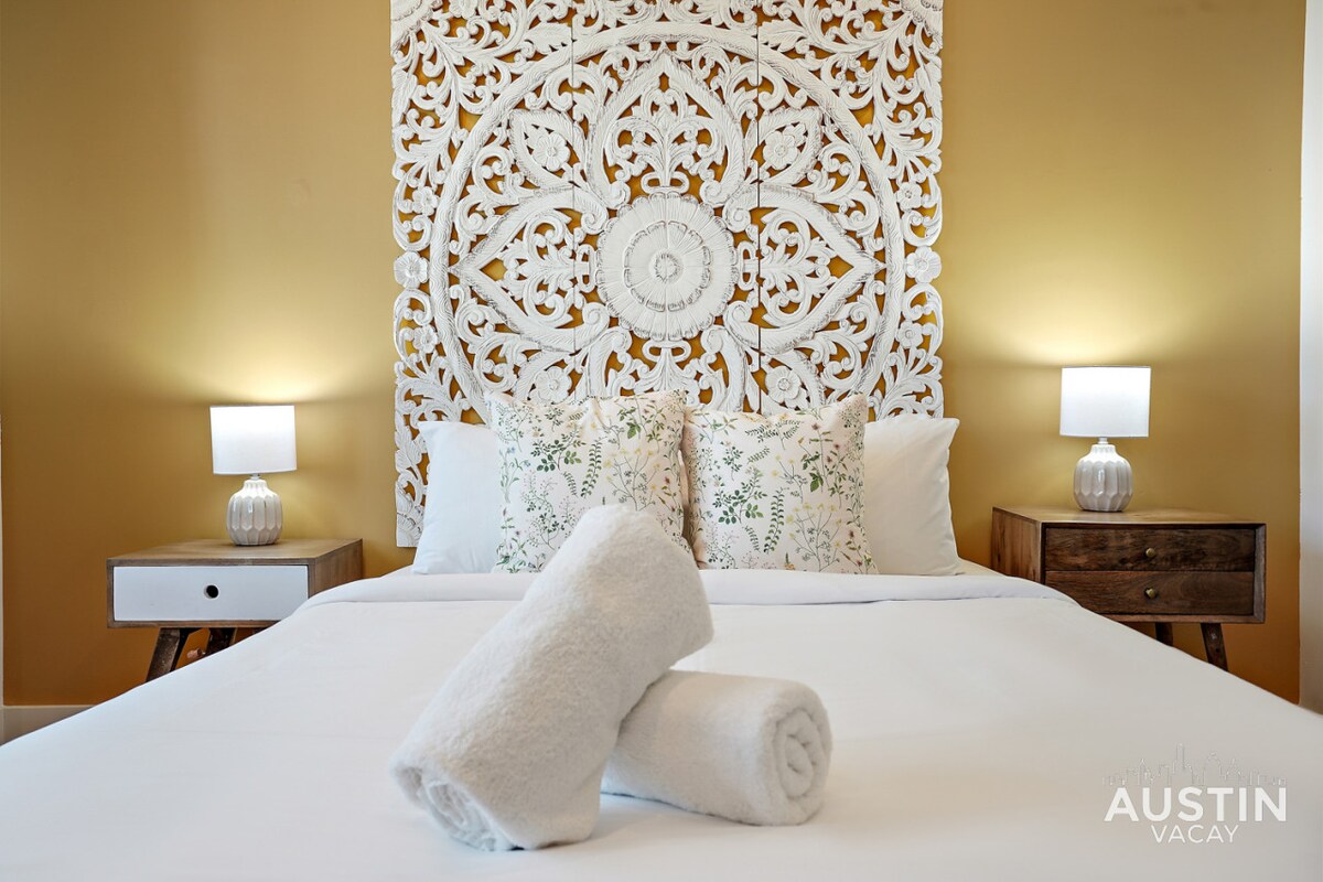 Dormitorio espacioso en la planta superior con sábanas de hotel de lujo