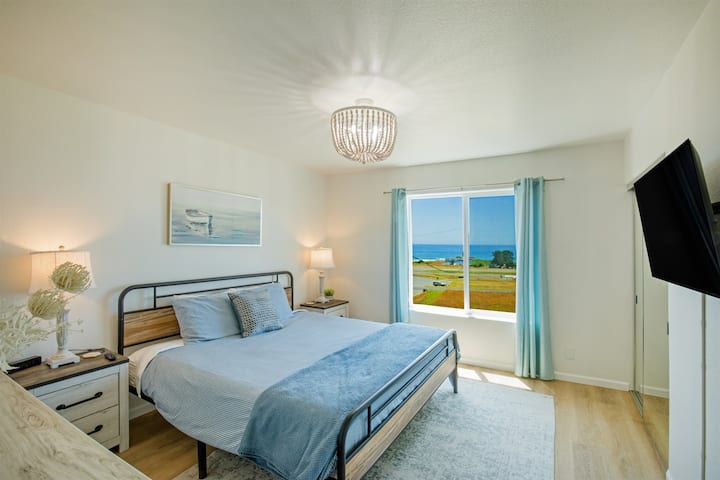 Dormitorio grande de la unidad 1 con cama tamaño king. Despierta por la mañana con una hermosa vista