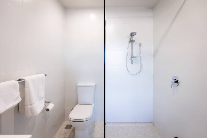 Little Island Apartments #14 gallery image 5