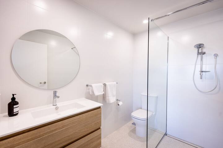 Little Island Apartments #14 gallery image 4