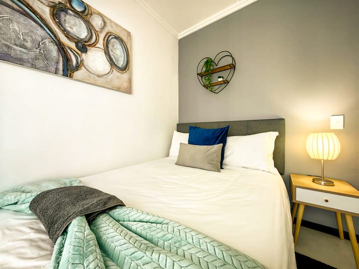 欢迎来到2号卧室，这是一个舒适的度假胜地，配备舒适的两张双人床。 房间拥有丰富的自然光线，营造出温馨迷人的氛围。 装饰与舒缓的氛围相得益彰，使其成为一个舒适的休息和充电空间。