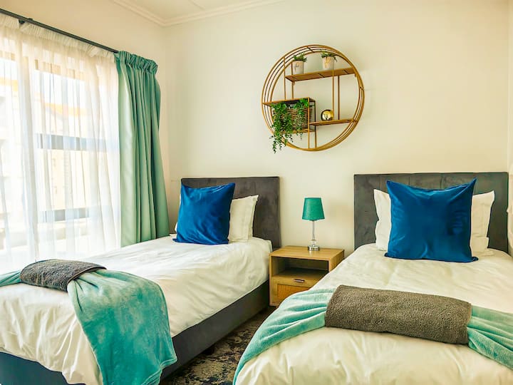 欢迎来到3号卧室，这是一个完美的空间，可容纳两名儿童或两位成人。 这间客房设有两张单人床，为任何寻求放松度假的人提供舒适愉快的住宿体验。 美丽的墙壁装饰增强了氛围，营造了一个舒缓的环境，让您睡个好觉，或者在探险一天后放松身心。