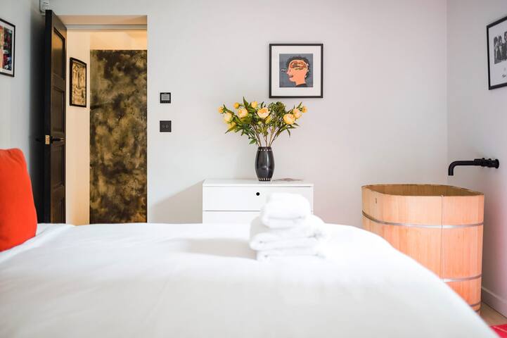 Notting Hill 2 Bed with Sauna – by Out of Office L gallery image 3