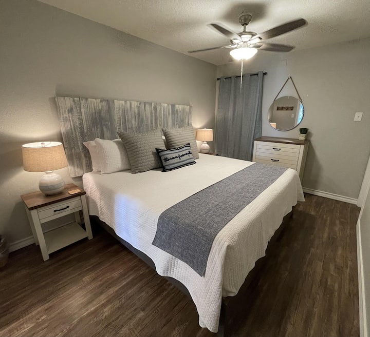 غرفة نوم بسرير كبير