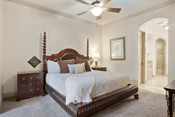 Chumba kikuu cha kulala chenye kitanda aina ya king, televisheni mahiri, ufikiaji wa baraza na chumba cha kulala cha kujitegemea