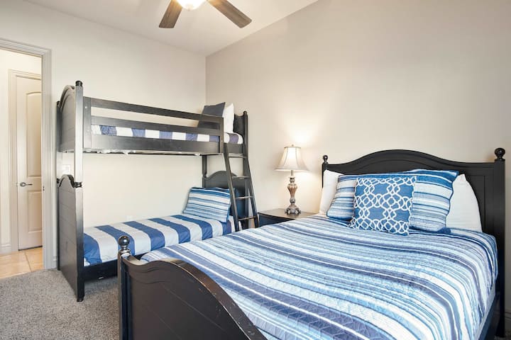 Chumba cha kulala #3 Kitanda cha Ghorofa kilicho na Vitanda Mbili na Kitanda cha Ukubwa Kamili