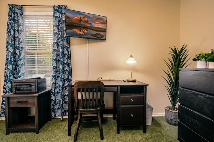 Endelea kuunganishwa na kuwa na tija wakati wa ukaaji wako kwenye dawati letu la ofisi linalofaa - kipengele bora kwa mtu yeyote anayetafuta kusawazisha kazi na kucheza wakati wa safari zake.