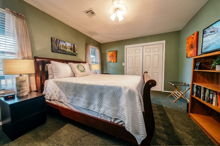 Boresha urembo wa chumba chako cha kulala kwa mashuka ya kifahari, mito ya plush na palette ya rangi tulivu. Unda sehemu inayoalika mapumziko na ukarabati mwishoni mwa kila siku.